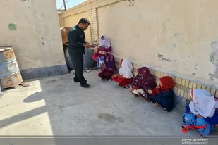 توزیع ۱۳۰ بسته لوازم التحریر و ۴۰۰ عدد ماسک در روستای رودکان بخش مرزی بم پشت