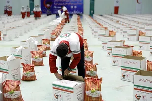 هلال احمر زنجان، بیش از 1400 بسته معیشتی در طرح هلال رحمت توزیع کرد