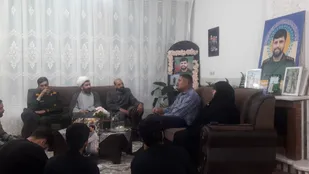 دیدار فرمانده لشکر مقدّس ۱۴امام حسین علیه&zwnj;السلام با خانواده شهید امیر حسین براتی